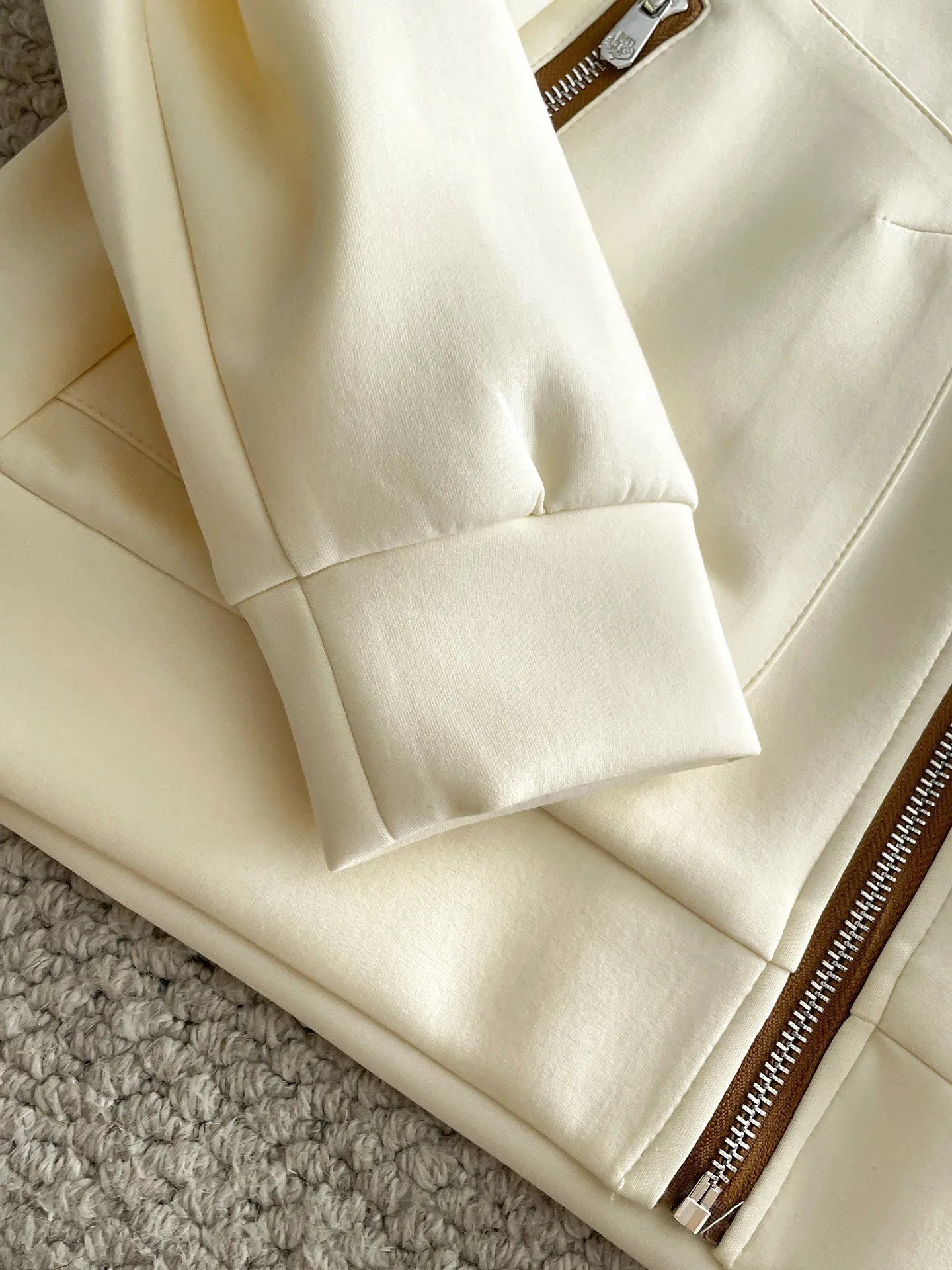 LP New Arrival counter Same Style casual suit, Breathable, comfortable and casual! Full of high-end feel! The details are exquisite and high-end, and the workmanship is impeccable! The original Premium fabric is very high-end! The fabric is crisp and anti-wrinkle Wear-Resistant, warm, neat and stylish. Everyone must buy a set this autumn and winter. They must look cool and cool when wearing them. We especially recommend Sizes M-3XL